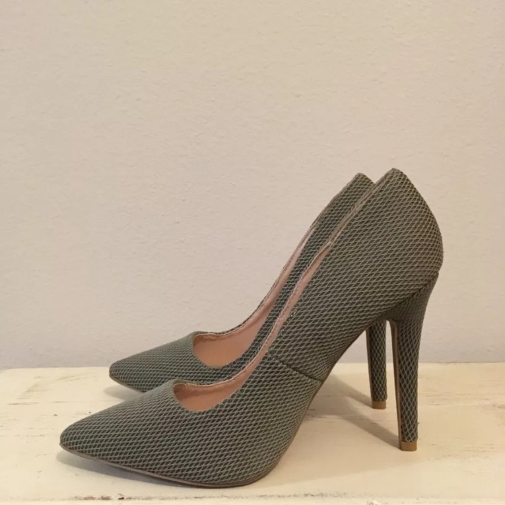 Charlotte Russe Five inch pumps